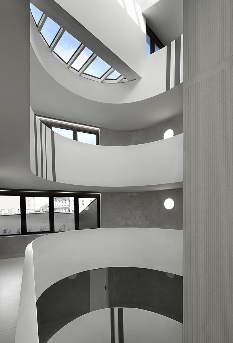 Společné prostory interiéru vizuálně definují také různé typy stěrek v nadčasových odstínech bílé, šedé a antracitové.